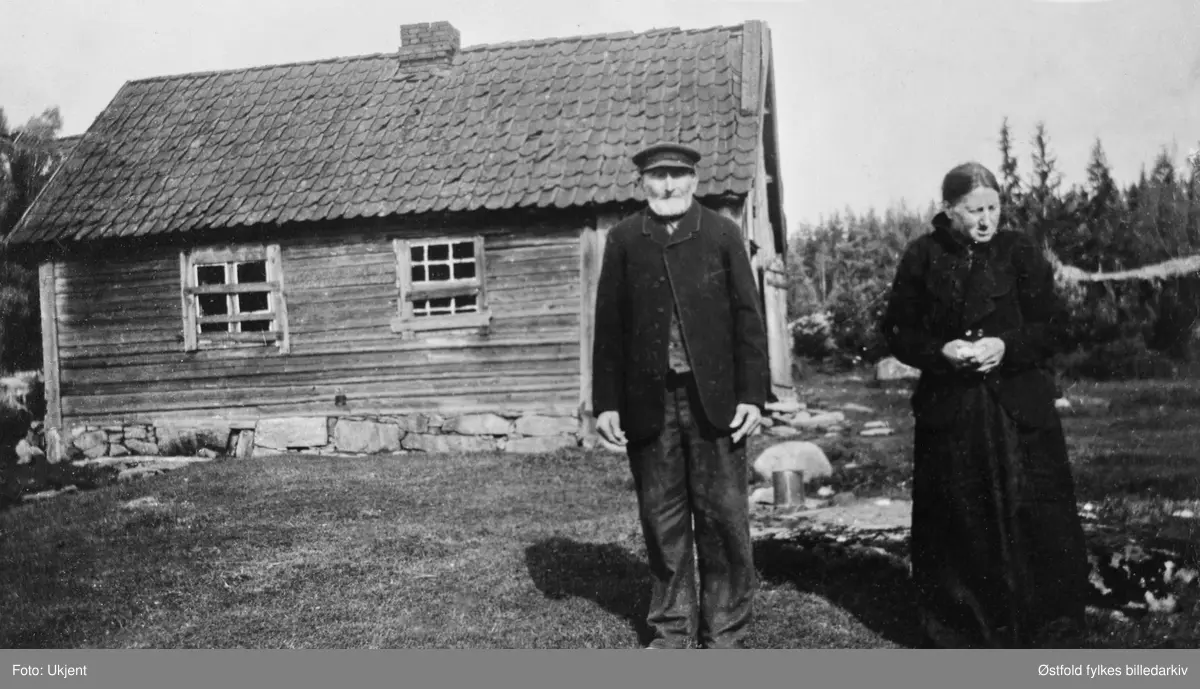 Hans Olsen (Bingen) og kona Birthe Marie Jensdtr. Olsen, utenfor Bingestua i Varteig ca. 1920. Ingen barn. Bingestua var husmannsplass under Bergerud. Siste leveåra bodde de i bryggerhuset på Bergerud. Flere opplysninger se dok.reg.