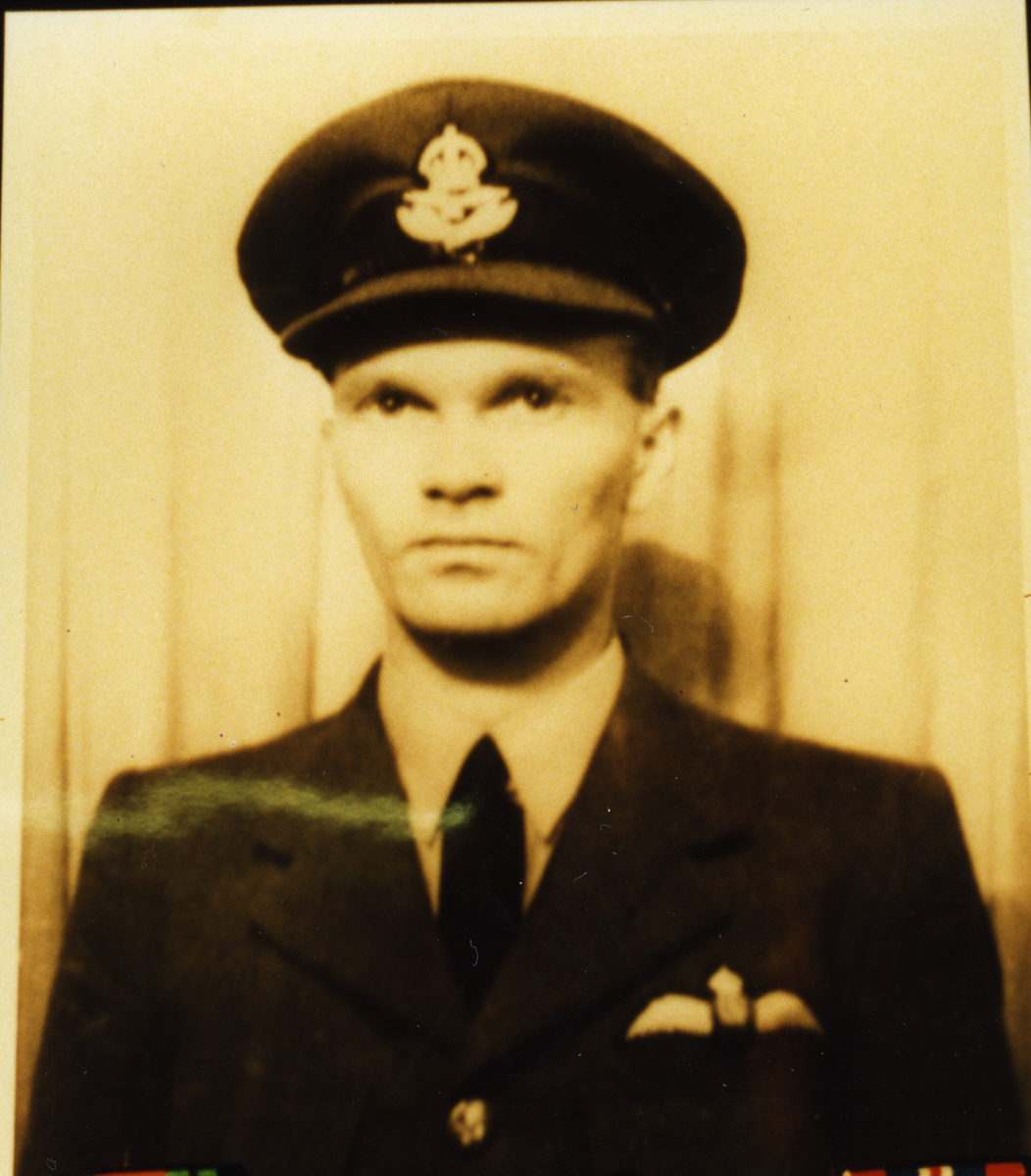 Portrett av Teodor Tomassen Midttveit i uniform.