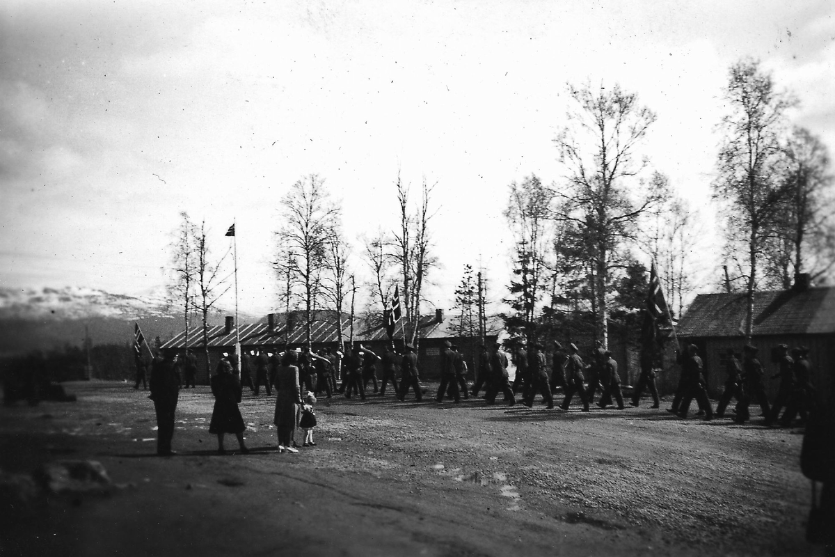 17-maifeiring på Andselv i 1949. Soldater og offiserer fra Bardufoss Flystasjon masjerer. Andselv besto på den tiden av brakker etter tyskerne.