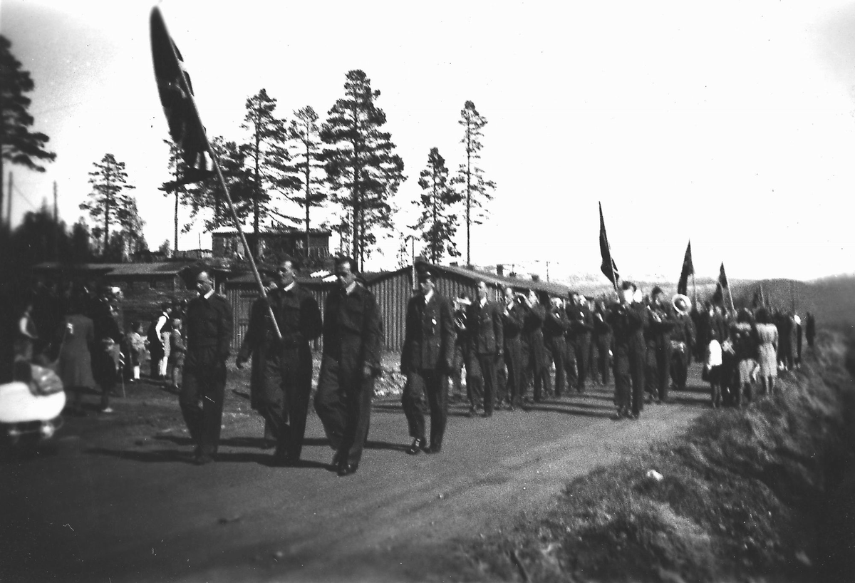 17-mai 1949 på Andselv. Bardufoss Flystasjon marsjerer.