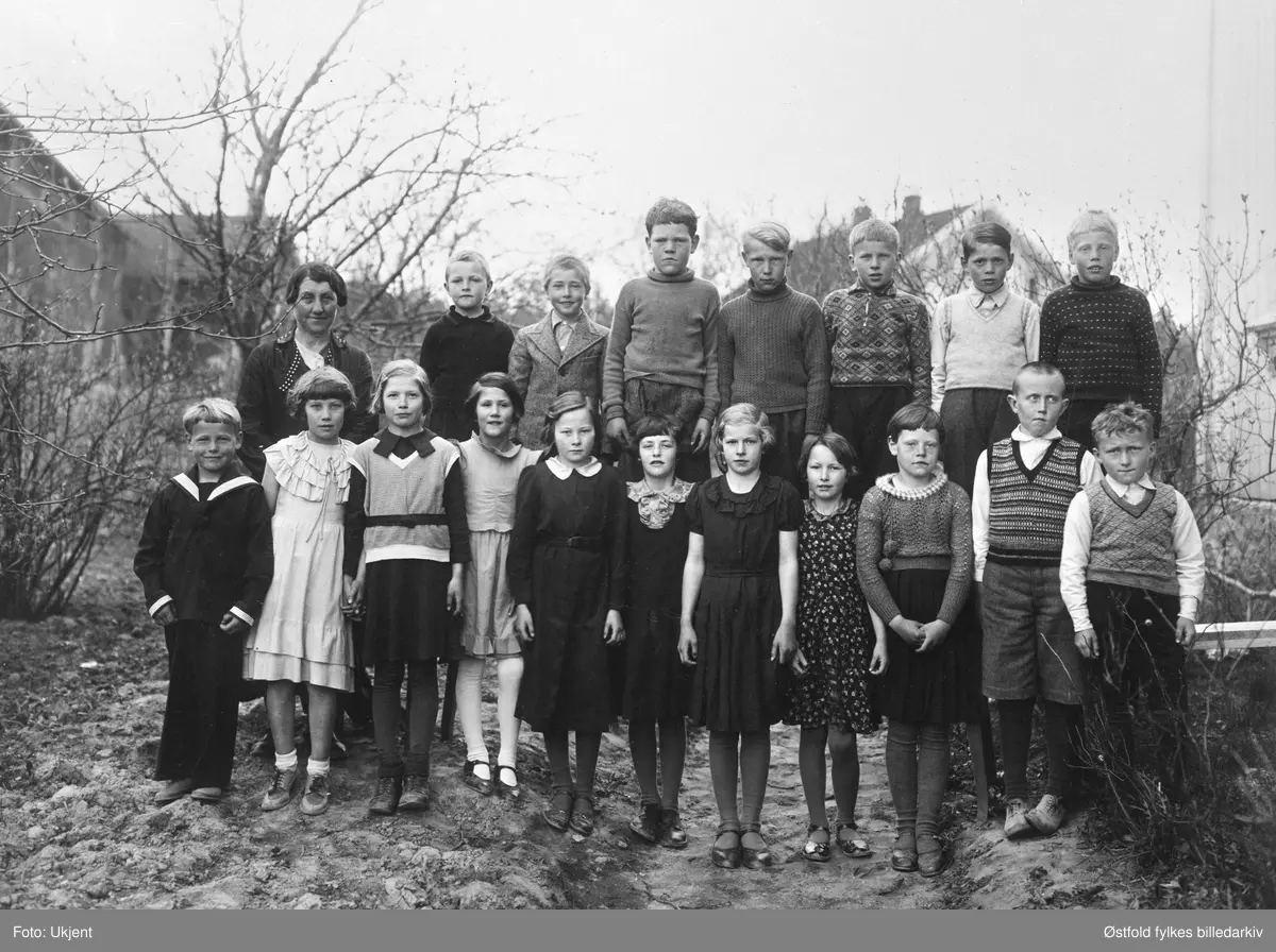 Sikkeland skole i Varteig ca. 1935-37 med lærer Aminda Erlandsen. Hun var født i Trondenes. Ansatt ved Østaskog skole 1922 - 1943. Navneliste med plassering ,se fotokort.