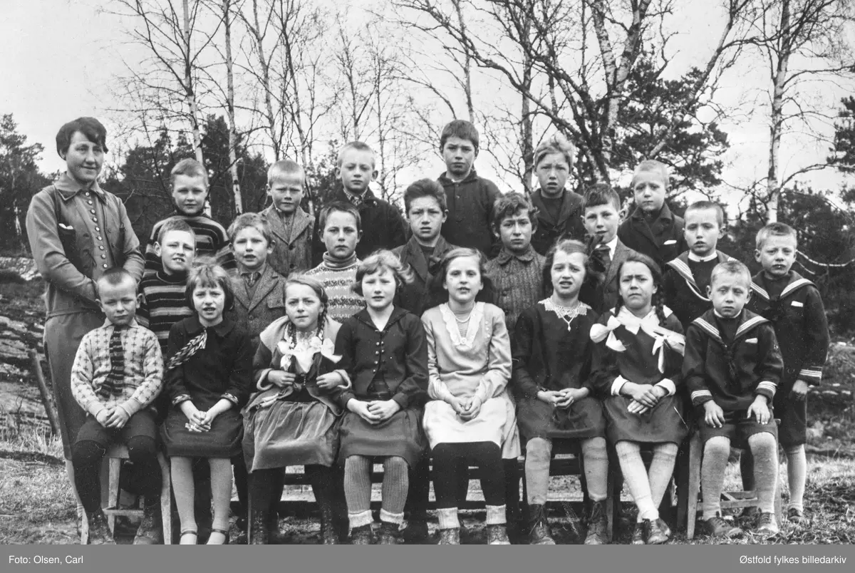 Sikkeland skole i Varteig 1937 med lærer Aminda Erlandsen. Erlandsen født  i Trondenes. Ansatt ved Østaskogs skole 1922 - 1943. Navneliste med plassering, se fotokort.