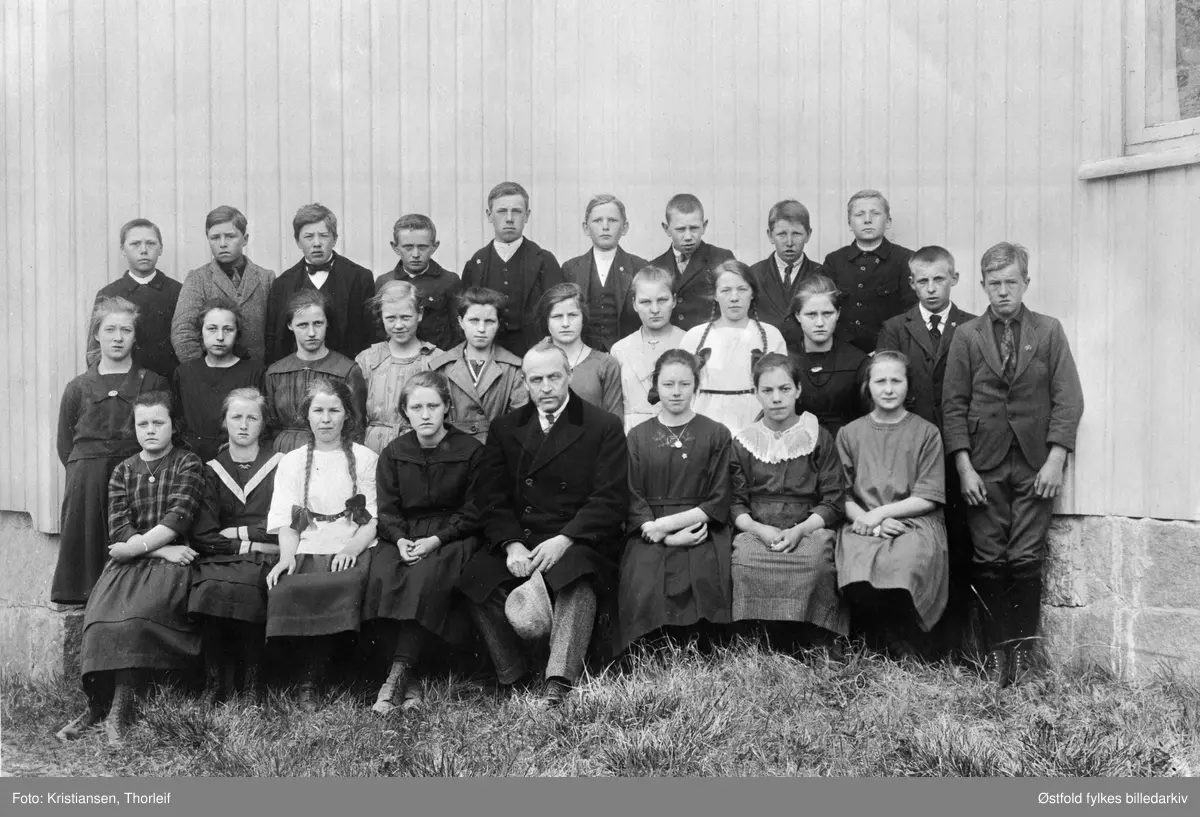 Konfirmanter i Varteig 1922 utenfor kirken, med soknepreste Henrik Greve Hille. 

1. rekke fra venstre:
Asbjørg Helene Lilleng
Karen Asbjørg Gabestad
Agnes Josefine Spydevold
Ingrid Margrethe Myrås
Sokneprest Henrik Greve Hille
Anna Solveig Kullerud
Ruth Dalen
Solveig Hestehagen

2. rekke:
Anna Kristine Westgaard
Anna Sofie Olsen Småberg
Ruth Bergljot Lunde
Borghild Elise Andreassen Ødegård
Gudrun Malene Rogndalen
Aslaug Lovise Lindemark
Anna Hasleødegård
Inga Mathilde Spydevold
Gudrun Karoline Myrås
Olaf Lunde
Ivar Sten Hassel

3. rekke:
Sigurd Skoftebyengen
Ragnar Berg
Arne Grythe
Erling Nymark
Arne Tomta
Jørgen Arthur Lunde
Arne Odd Kolstad
Hans Engebråten
Filip Strøm