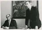 Bertil Strömberg och polismästare Birger Qvist, Växjö, som håller tal vid Bertils pensionering 1968.