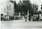 Poliskonstapel Olof Ringius i täten för Röda Korsets karnevalståg i Älmhult 1948.