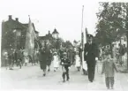 Poliskonstapel Olof Ringius i täten för Röda Korsets karnevalståg i Älmhult 1948.