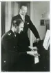 Poliskonstapel Olof Ringius vid pianot, tillsammans med sångarbrodern Åke Bergström, 1949.