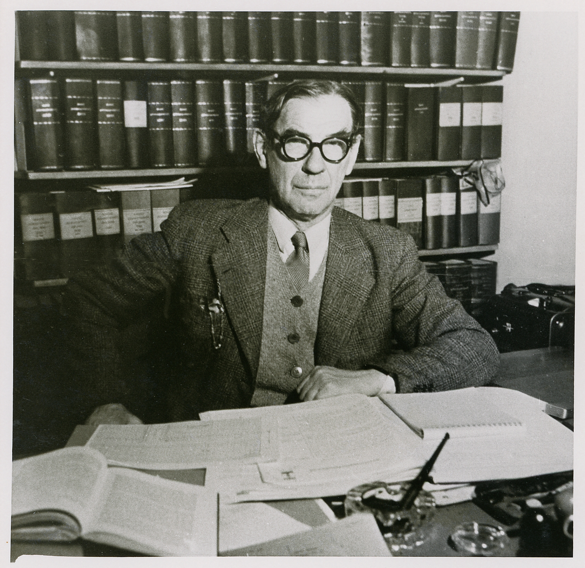 Stadsfiskal Erik Sandelius, Växjö, på sitt kontor, ca 1945-50.