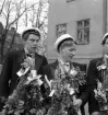 De första studenterna. 1944.
Uppställning med blommor och allt utanför studenthemmet på Västergatan.