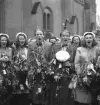Andra dagens studenter, 1944.
En grupp studenter sjunger (?) vid Esaias Tegnérs staty. I bakgrunden skymtar domkyrkan.