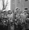 Andra dagens studenter, 1944.
En grupp studenter vid Esaias Tegnérs staty. I bakgrunden syns Karolinerhuset.
