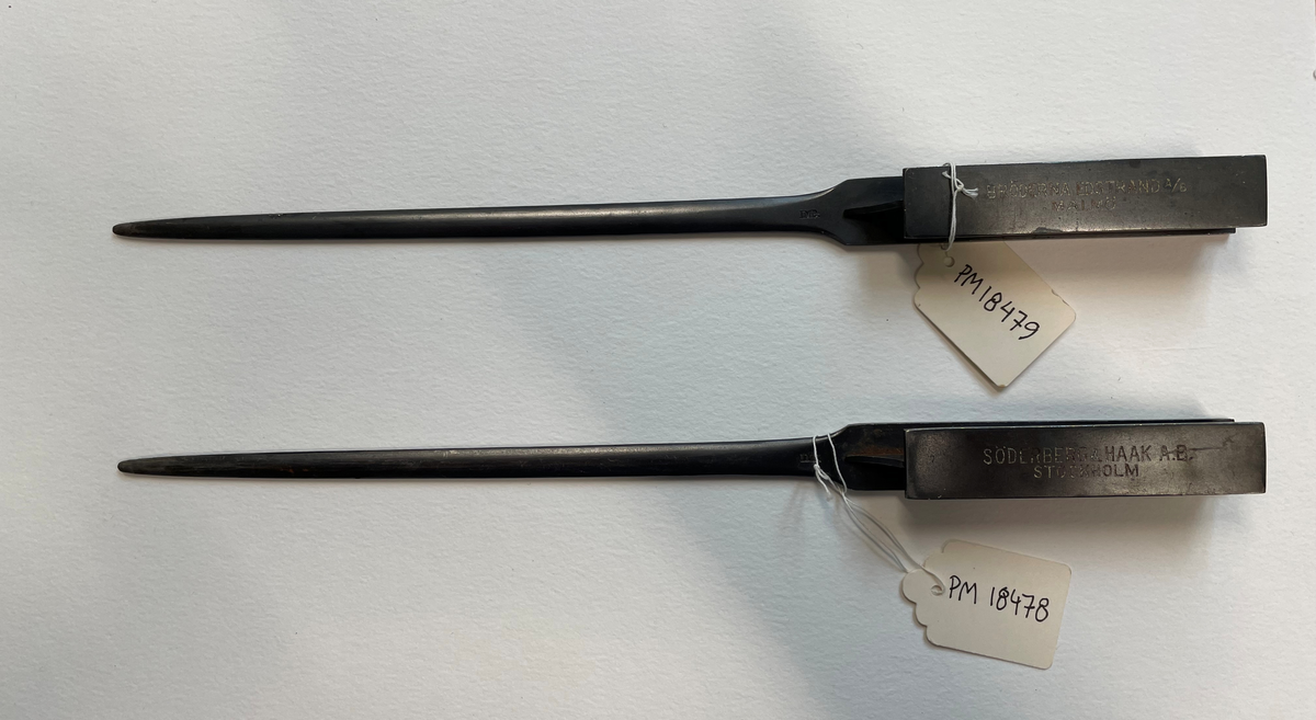 Brevkniv i gråmetall / stål. Handtaget i form av en parallellflänsig differdingerbalk. System Grey.

Text: BRÖDERNA EDSTRAND A/B MALMÖ

På bladet: imp.
På hantagets sida: PARALLELFL. DIFFERDINGER-GREY-1