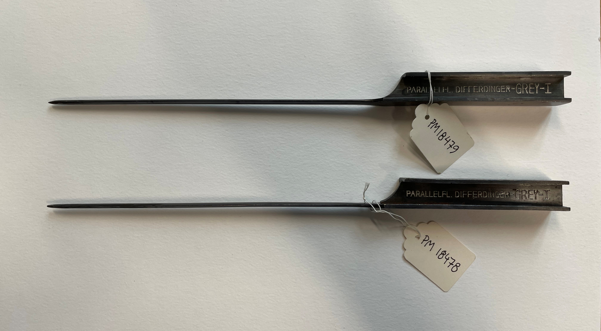 Brevkniv i gråmetall / stål. Handtaget i form av en parallellflänsig differdingerbalk. System Grey.

Text: BRÖDERNA EDSTRAND A/B MALMÖ

På bladet: imp.
På hantagets sida: PARALLELFL. DIFFERDINGER-GREY-1