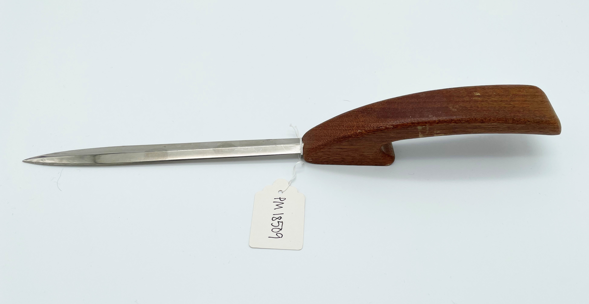 Brevkniv rostfritt stål med handtag i teak.

Text på handtaget: SJ RESEBYRÅ med internationell reseservice