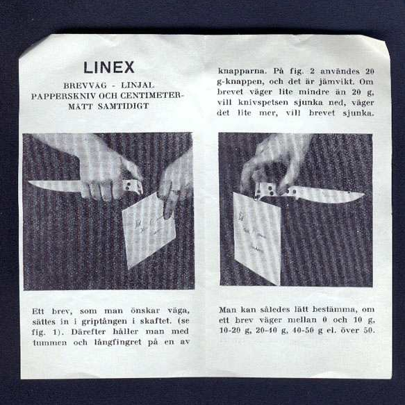 Brevkniv i plast med text i guld: "ACMA Axel Christiernssons Maskin Aktiebolag".

Brevkniven kan också användas som brevvåg. Det finns ett jack i ena änden där man kan klämma fast ett brev (text: Insert letter) och 5 stycken röda knappar som går att snurra på. Knapparna har olika viktangivelser (5g, 10g, 20g, 40g och 50g) för att mäta brevets tyngd. Man klämmer fast brevet och håller med tum och långfinger om en knapp för att hitta jämnvikt. Se bild två.

Brevkniven fungerar även som linjal. Längs brevknivens ena långsida finns en måttstock med mm-skala (0-18 cm).