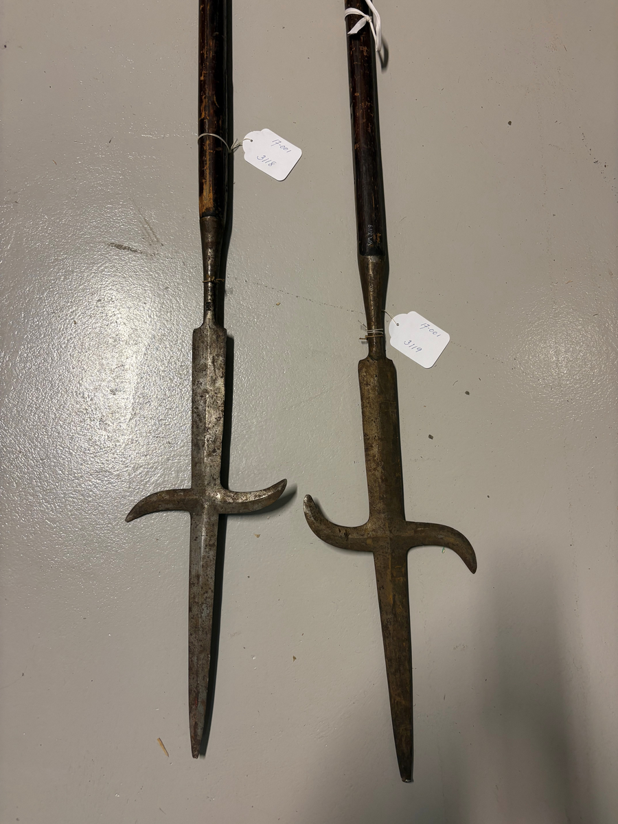 Korsgevär med skaft av trä, järnskodd skaftände. Skaftet brunmålat.