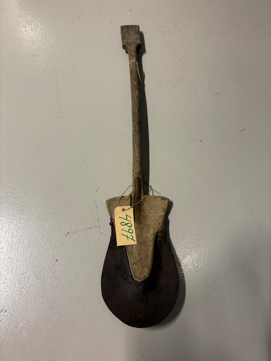 Spade med järnskovel.