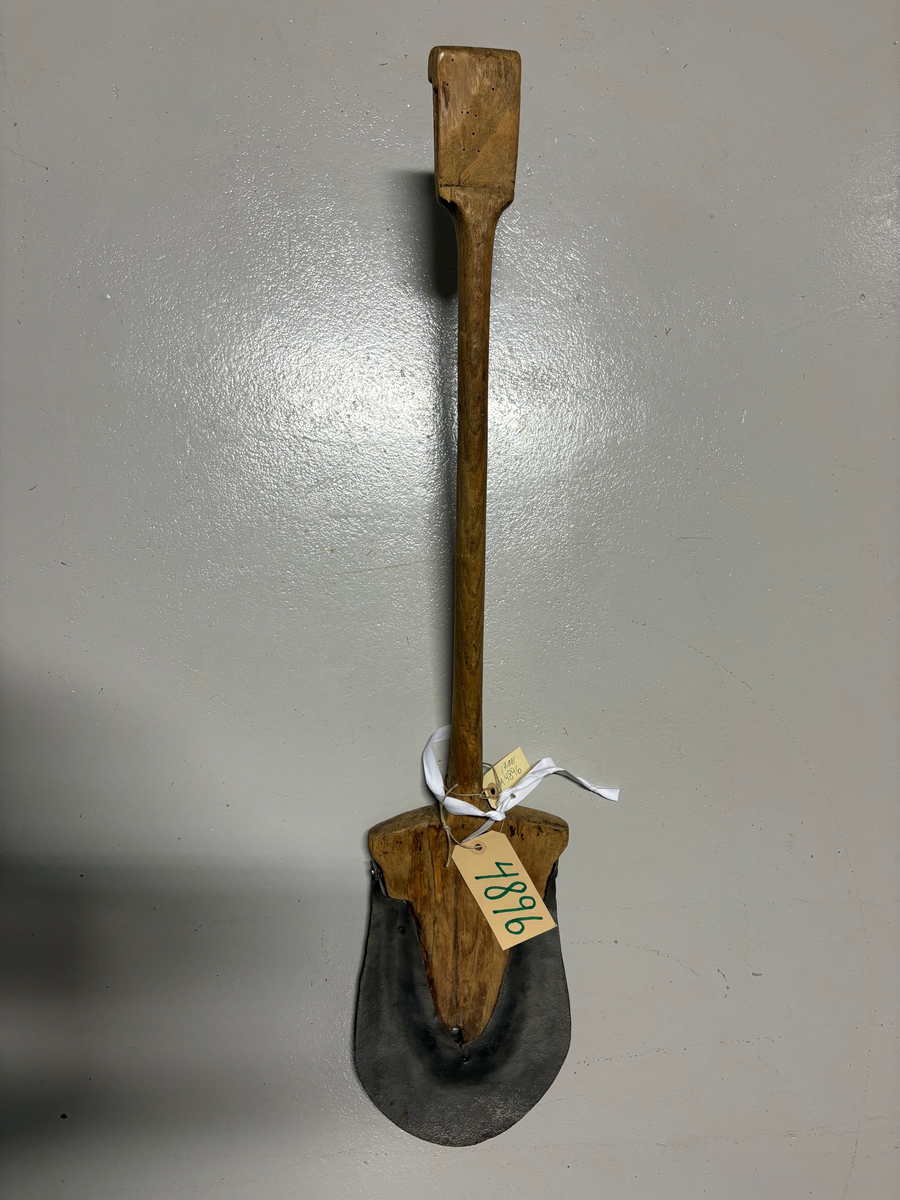 Spade av trä med järnsko(oläslig).