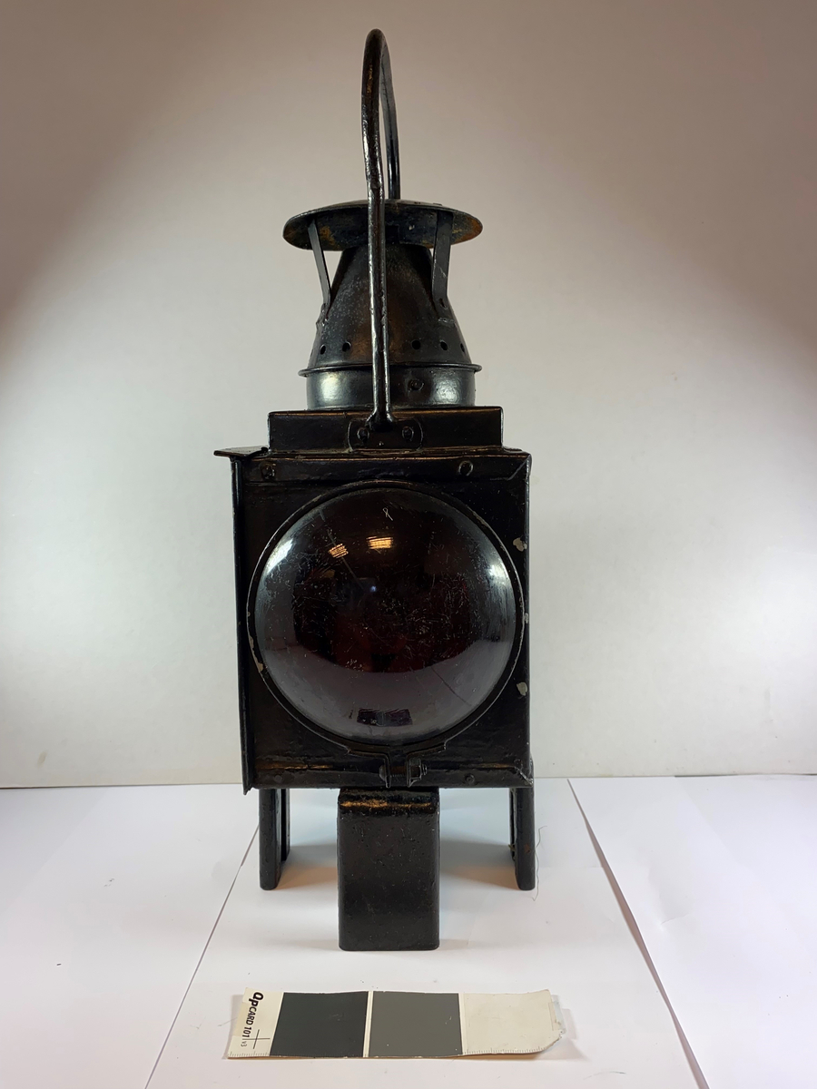 Sluttsignal til passasjervogner brukt når tog kjører på natten.  En side med hvitt glass og en side med rødt glass. Disse ble satt i signalholdere på langveggen nærme endeplattformen.