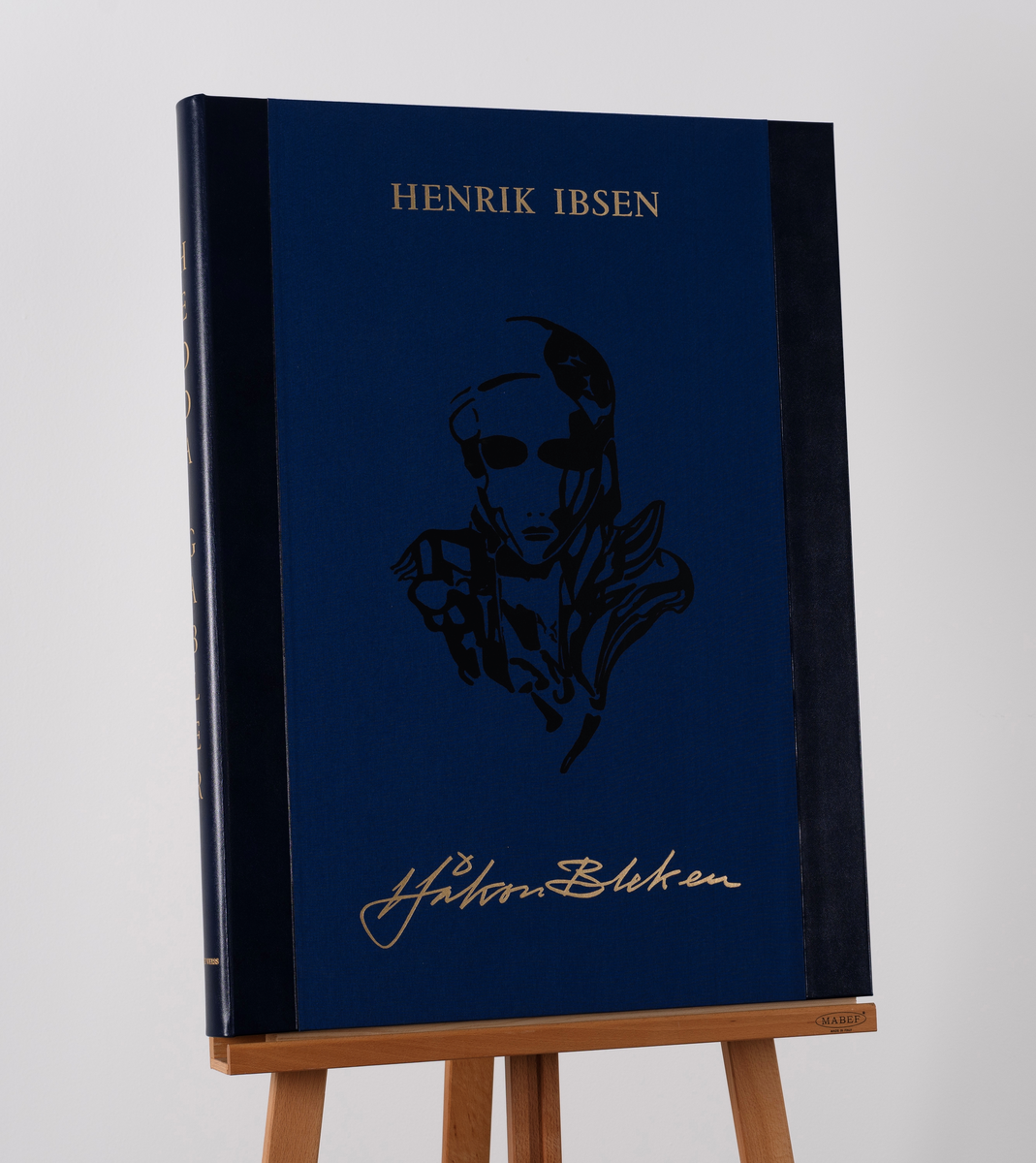 Mappe bestående av flere rundt 60 ark med totalt 30 litografier av Håkon Bleken i følge mappens tekst. 18 av verkene er innrammet, og brukt i utstillinger. 
Boken er trykket på begge sider av arkene.