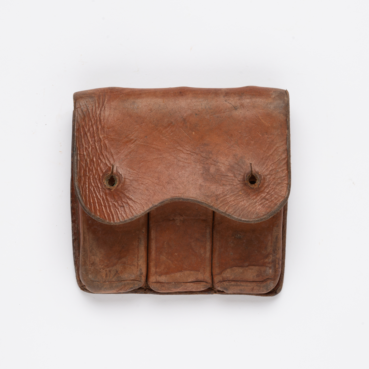 Tilnærmet kvadratisk veske i lær (A) med plass til tre rektangulær magasiner i stål (B-C)