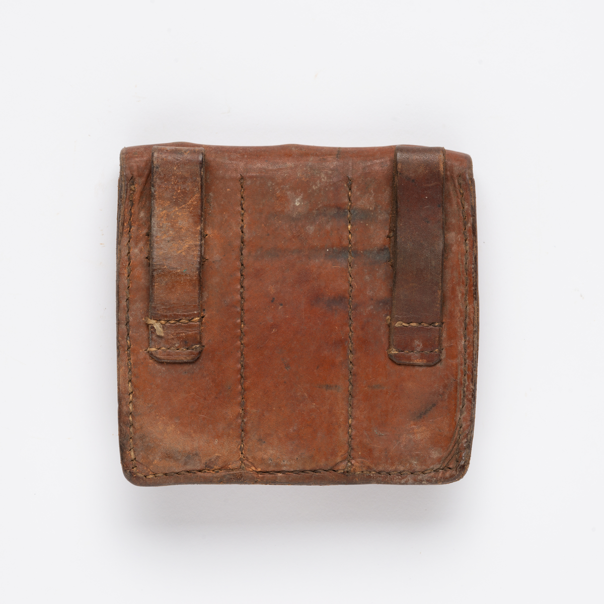 Tilnærmet kvadratisk veske i lær (A) med plass til tre rektangulær magasiner i stål (B-C)