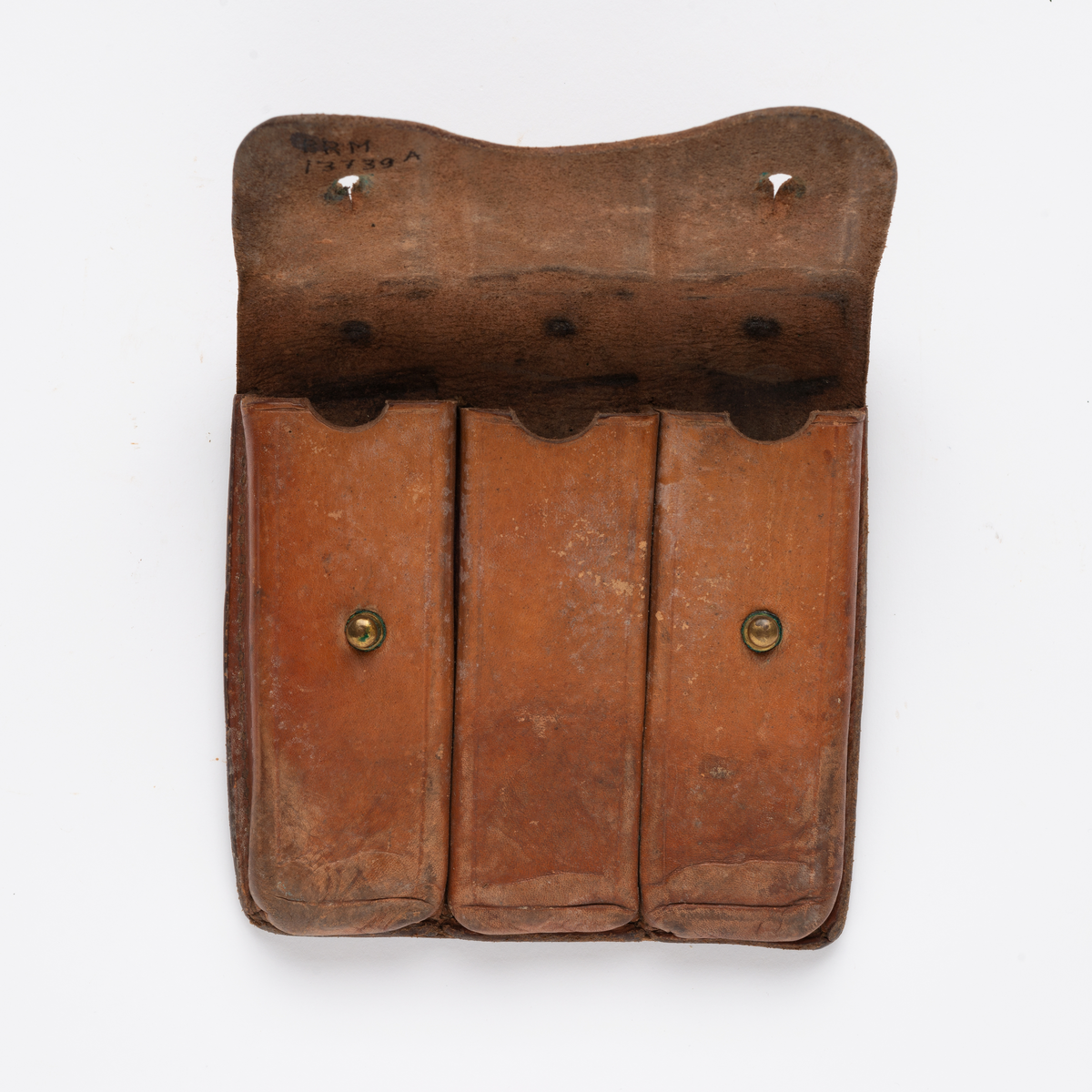 Tilnærmet kvadratisk veske i lær (A) med plass til tre rektangulær magasiner i stål (B-C)