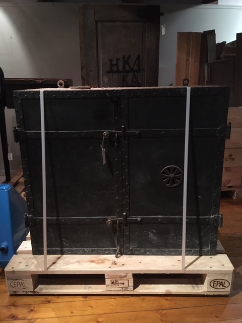 Skap i metall, klinket. 2 beslåtte og henglsede dører med lukkemkanisme. Øye på plate til oppheng. Ventil i dør og i taket, luke på siden. Innvendige rister i metall.