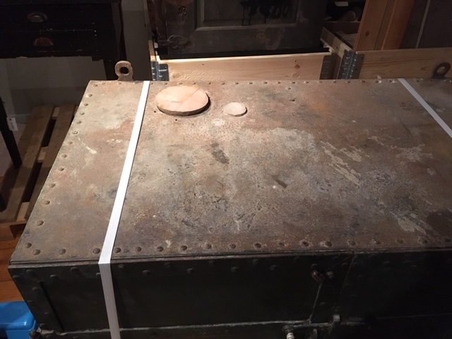 Skap i metall, klinket. 2 beslåtte og henglsede dører med lukkemkanisme. Øye på plate til oppheng. Ventil i dør og i taket, luke på siden. Innvendige rister i metall.