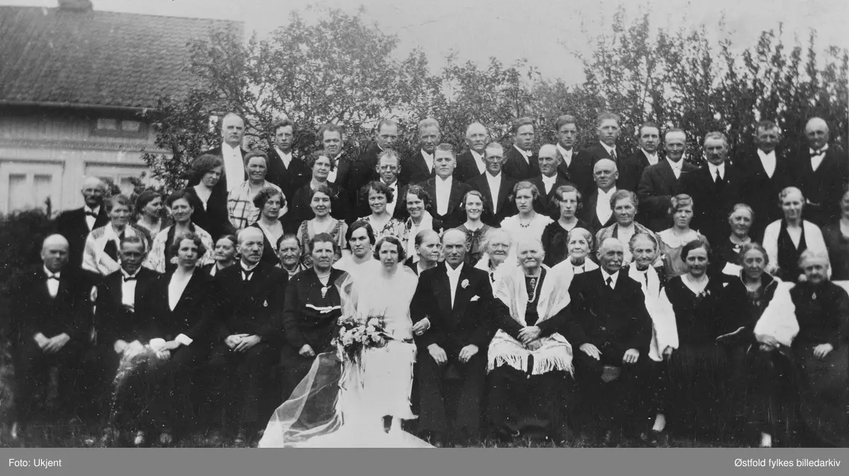 Bryllupet til Kirsti Sælid og Johan Spydevold med gjester på Sælid i Varteig 13. juni 1935. 

Første rad fra venstre: 
Nils Opstadmo, Asvald Sælid, Randi Sælid, Rikard Sælid, Elise Sælid, Kirsti Spydevold, Johan Spydevold, Maren Spydevold, Ole Spydevold, Anna Klemsdal, Hansine Sinding og Sigrid Furuholmen.

Andre rad sittende: 
Ragnhild Lillehovden, Lovise Brunsby, Dagmar Spydevold, Elise Sælid, Marie Brunsby, Katrine Sælid og Maja Sælid.

Tredje rad: Julius Sælid, Laura Sælid, Helga Spydevold, Guri Sælid, Gunvor Sælid, Sigrid Sælid, Ingerid Brunsby, Solveig Spydevold, Klara Westgaard, Aashild Westgaard, Helene Sikkeland, Valborg Sælid, Johanne Brenne og Olga Bergby.

Fjerde rad: Solveig Sælid, Malene Spydevold, Aslaug Opstadmo, Øivind Sælid, Sverre Sælid, Arnt Spydevold, Lars Spydevold og Ole Brunsby.

Femte rad: Birger Sinding, Alf Sælid, Einar Sælid, Ivar Sælid, Johan Småberg, Olaf Klemsdal, Johan Sælid, Henrik Sælid, Anders Sælid, Arnt Bergby, Kristian Spydevold, Ole S. Brenne, Lars Spydevold og Kristian Sikkeland.