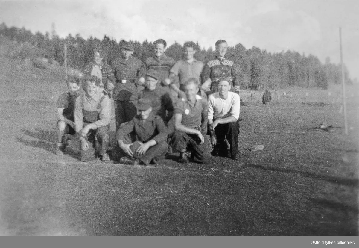 Fotballag på Småberg i Varteig 1942. 
Foran fra venstre: Olaf Bråthen, Oskar Gressløs, Johannes Lunde, Rikard Brenne, Jonny Kultorp. Midt foran: Einar Gressløs. 
Bak: Øivind Bergerud, Julius Bergsland, Gunnar Brenne, Torbjørn Aarbu, Erling Brenne, Borgenhaugen.