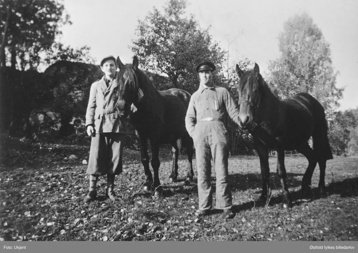 Fra Sælid i Varteig, ant. 1930-åra, ukjente personer med hest.