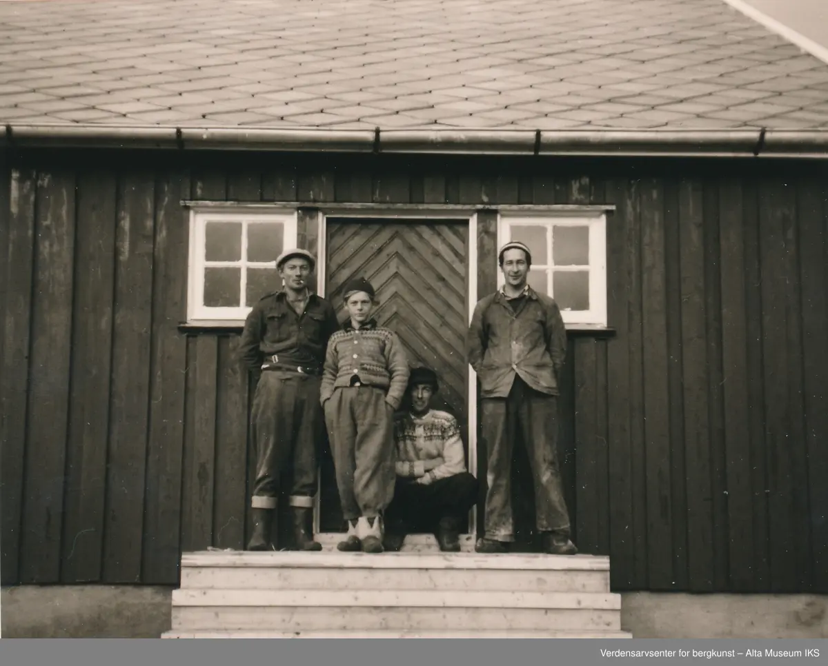 4 menn på en trapp.