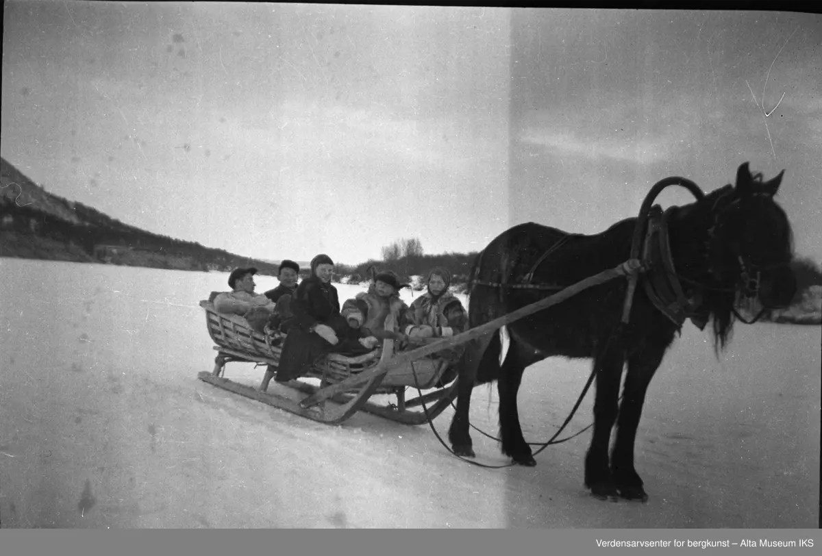 Mennesker med hest og slede.