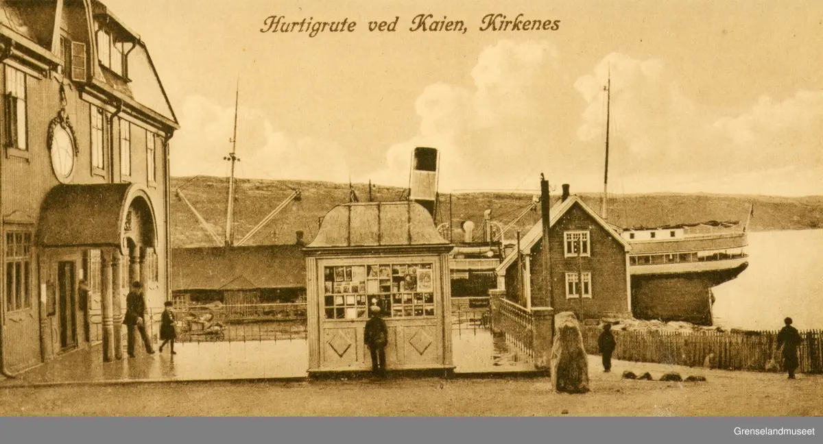 Kirkenes omkring 1916.
Hurtigrute ved kaien.
Posthuset, telegrafen og tollboden. I midten Sigrid Winnems kiosk Til høyre dampskipsekspedisjonen.