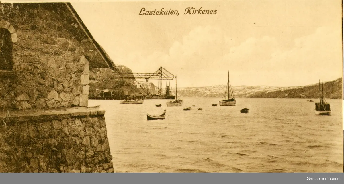 Lastekaien i Kirkenes. Pumpehuset til venstre.
Antagelig 1920-årene.