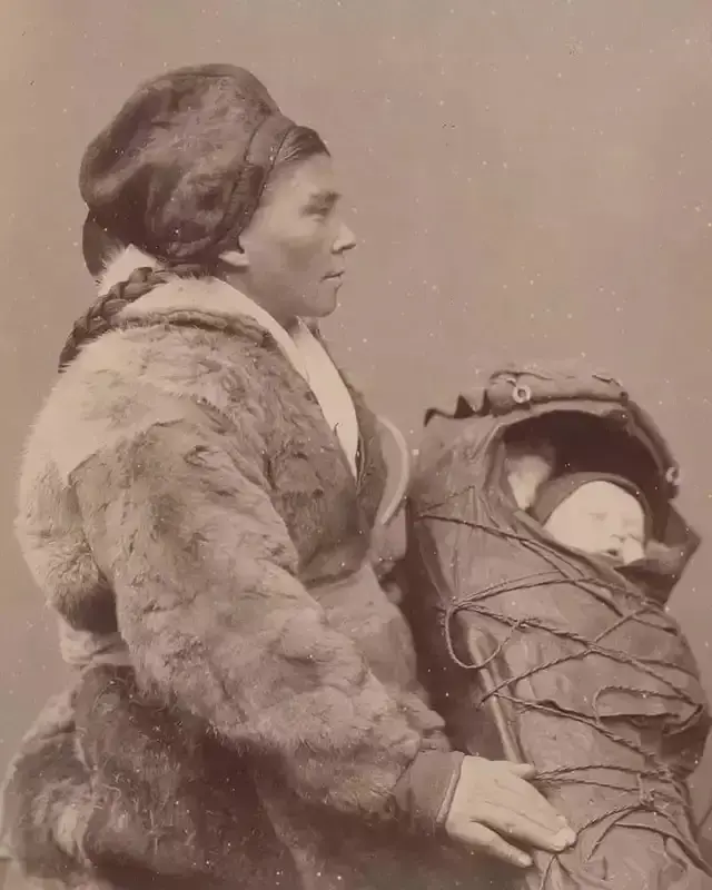 gamalt fotografi av ei samisk kvinne med ein baby