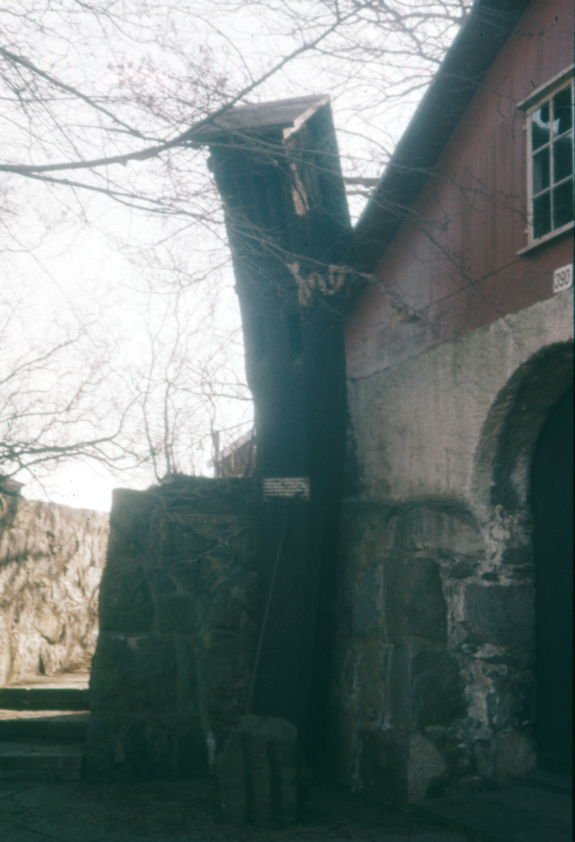 Bilden visar Gamla Mastkranens huvud i Galjonsträdgården på örlogsvarvet i Karlskrona.