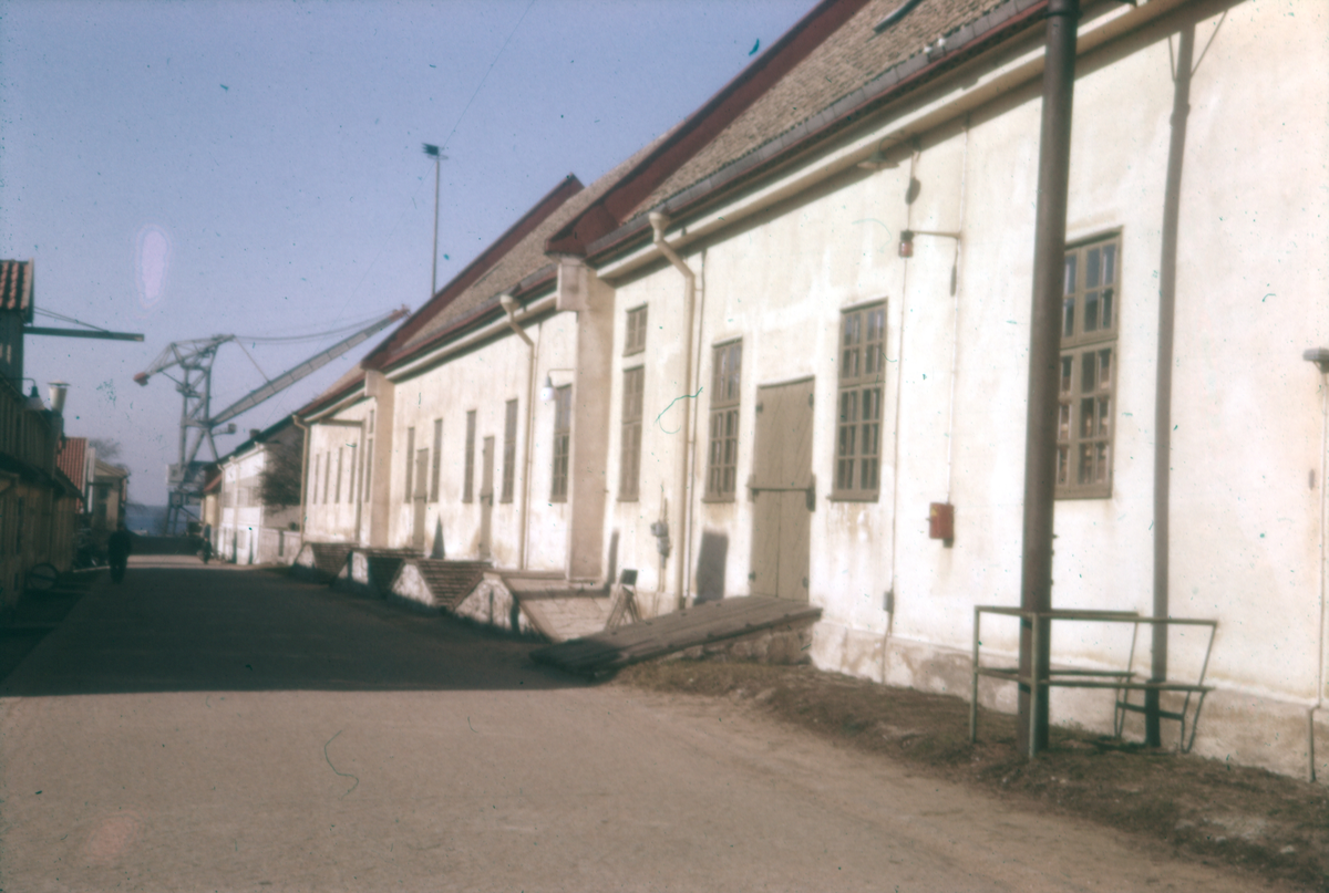 Bilden visar byggnad 205, materialförråd nr 1 på örlogsvarvet i Karlskrona sett från Kansligatan.