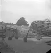Bilden visar två delvis demonterade flygplan typ Messerschmitt BF 109.