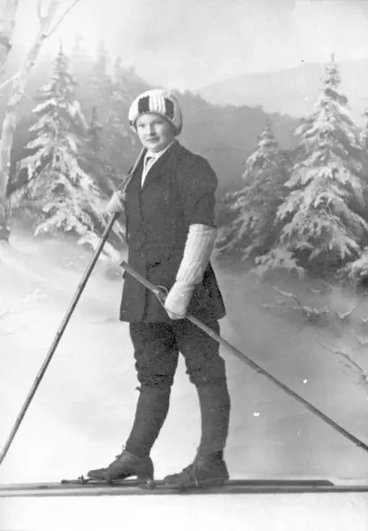 kvinne med ski og staver