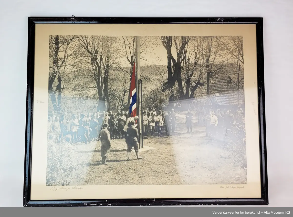 Tre innrammede foto fra andre verdenskrig, med motiver fra frigjøringsdagene 1945 på Akershus, samt kong Haakon og kronprins Olav i 1940.  