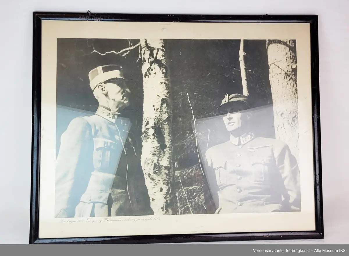 Tre innrammede foto fra andre verdenskrig, med motiver fra frigjøringsdagene 1945 på Akershus, samt kong Haakon og kronprins Olav i 1940.  