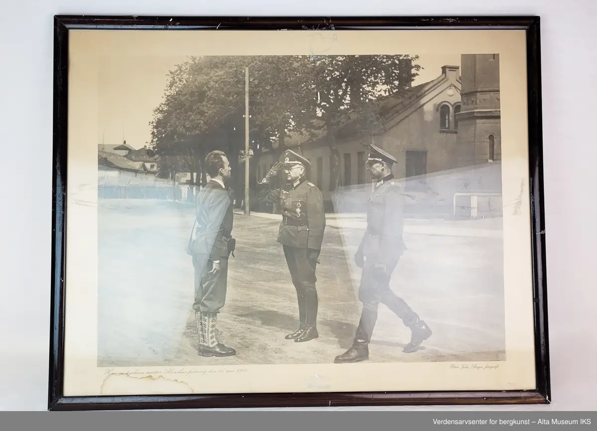 Tre innrammede foto fra andre verdenskrig, med motiver fra frigjøringsdagene 1945 på Akershus, samt kong Haakon og kronprins Olav i 1940.  