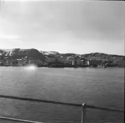 Hvor i Finnmark, kanskje Tufjord på Rolvsøy? Fotografert fra båten.