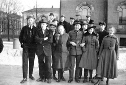 Gruppe foran en større bygning.