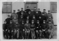 Gruppebilde av militær tropp. Lorentz Fossedal bakerst til h