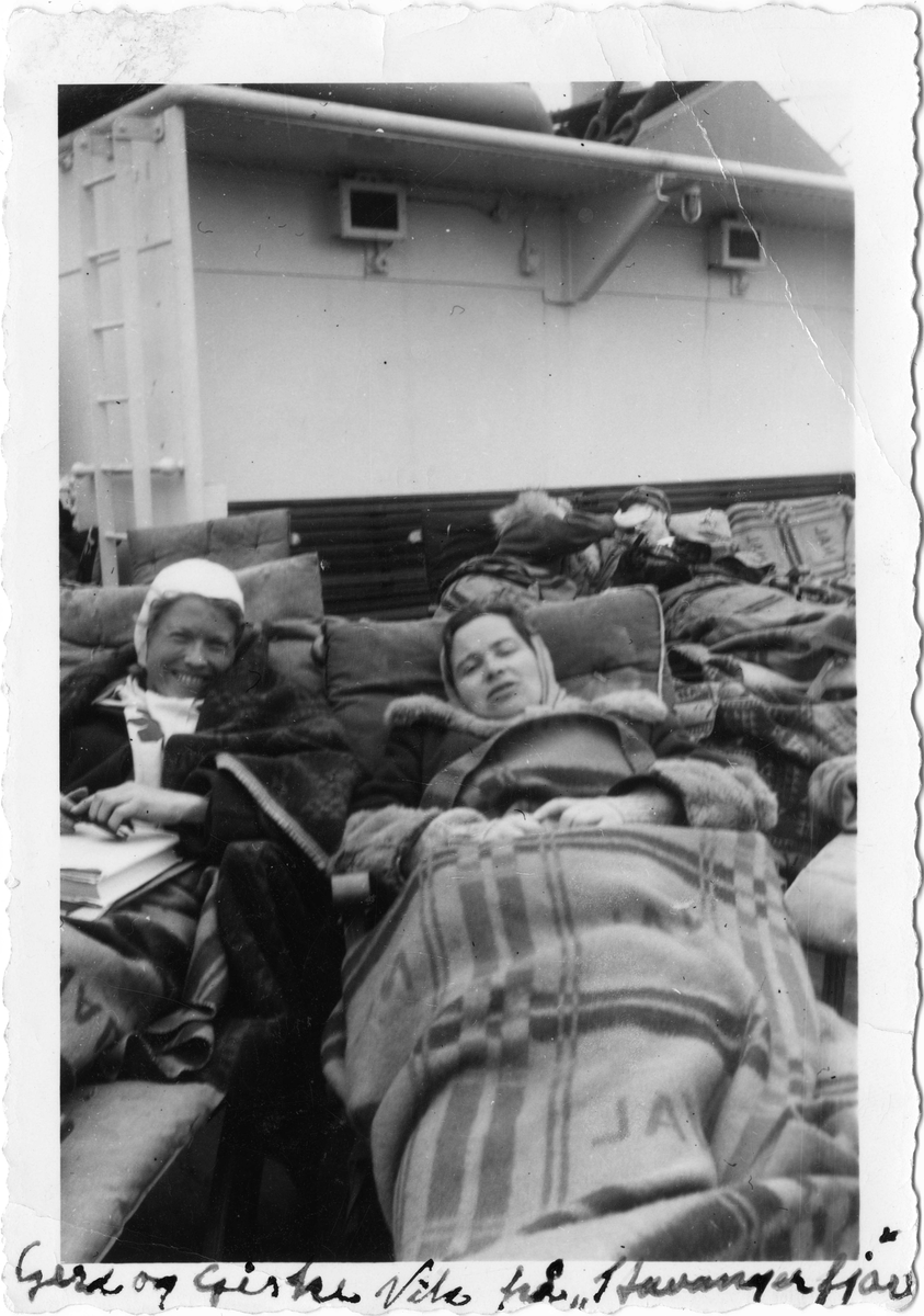 Giske Vik Holmboe og Gerd Stray Vogt på dekk ombord på STAVANGERFJORD.
