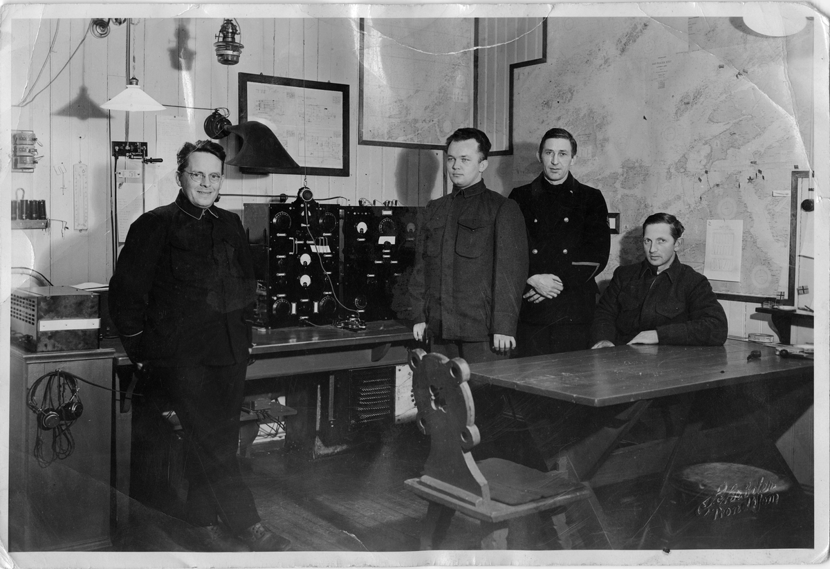 Fire menn på et radiokontor. Lorentz Fossedal nr. 2 fra venstre.