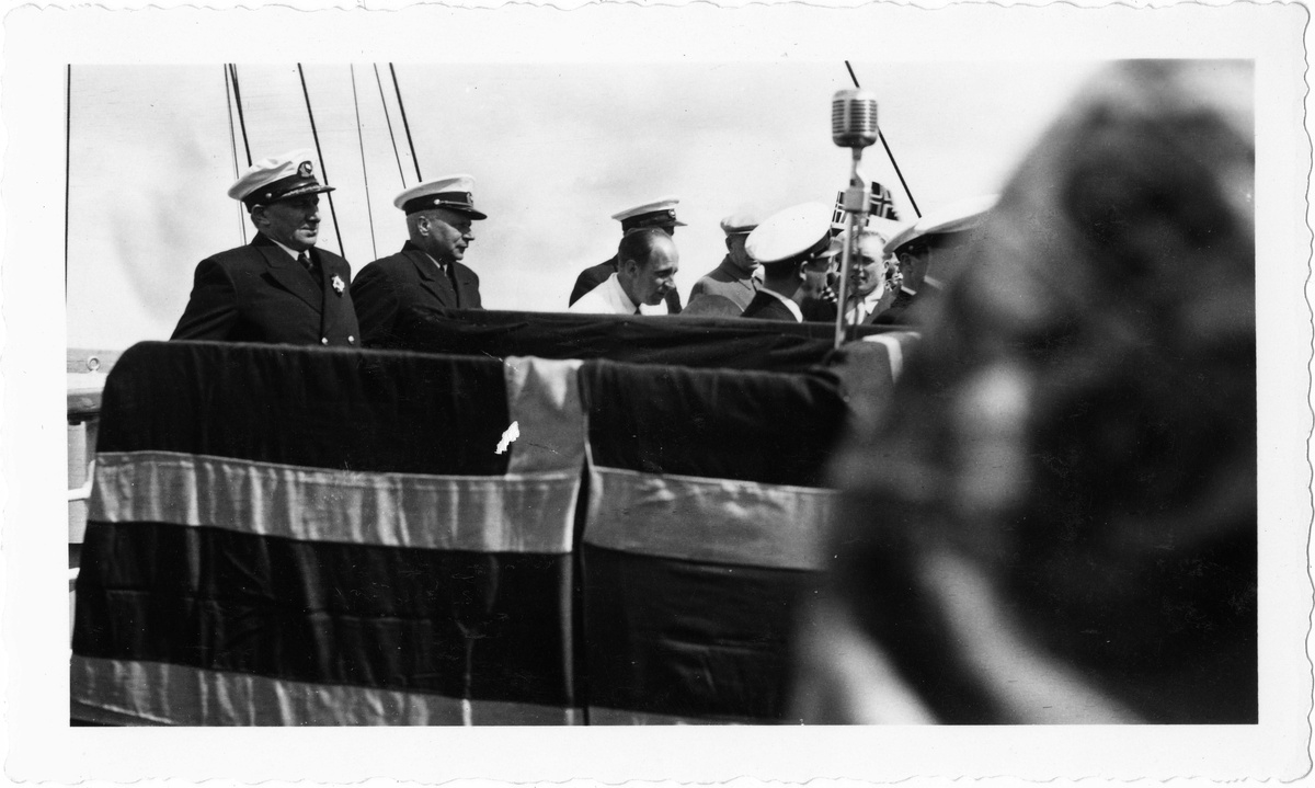 17. mai-feiring ombord på STAVANGERFJORD. Deler av mannskapet er oppstilt. En mikrofon står klar til taler.